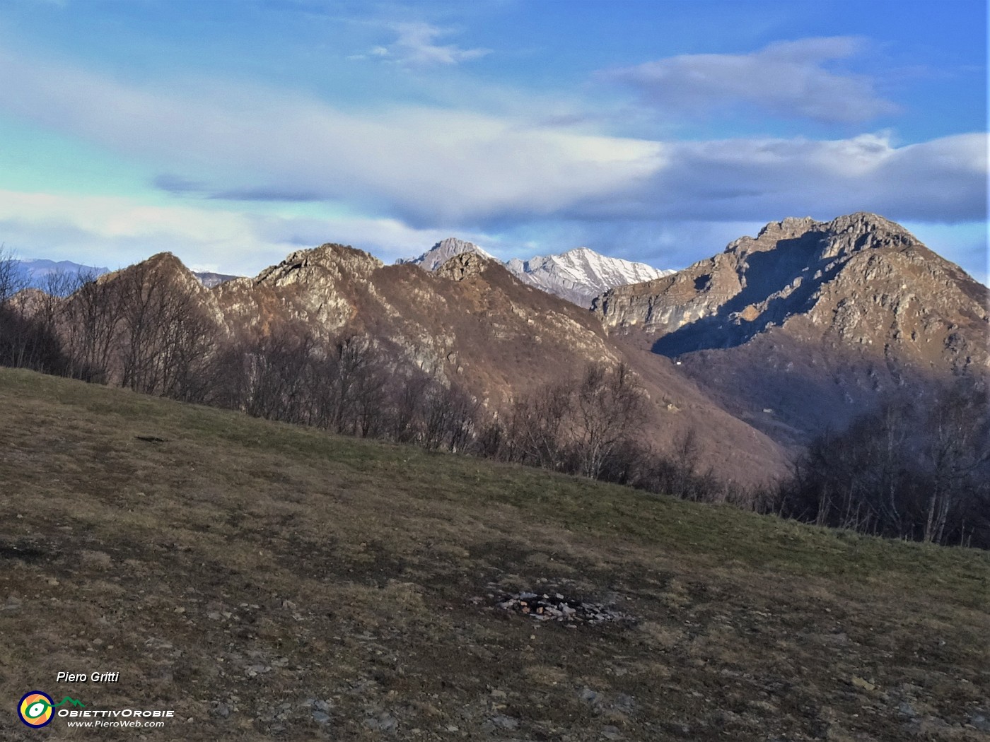 10 Dalla Forcella Alta ci avviamo verso il sent. 571 per il Pertus con vista verso la cimetta del Monte Ocone, la prima a sx .JPG